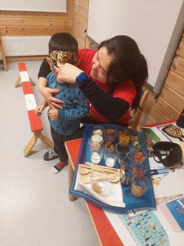 Hva smaker dette som ??????? Det er rart å ikke kunne se maten, men å bruke de andre sansene sine. 